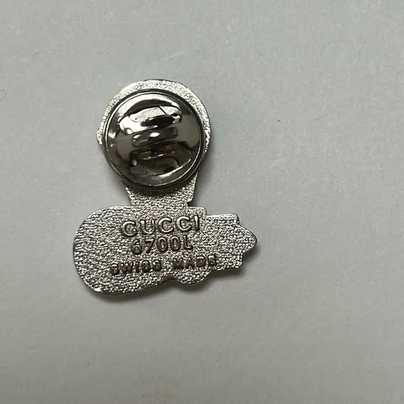 Gucci Silver pin or brooch with watch details. - Picture 9 of 10